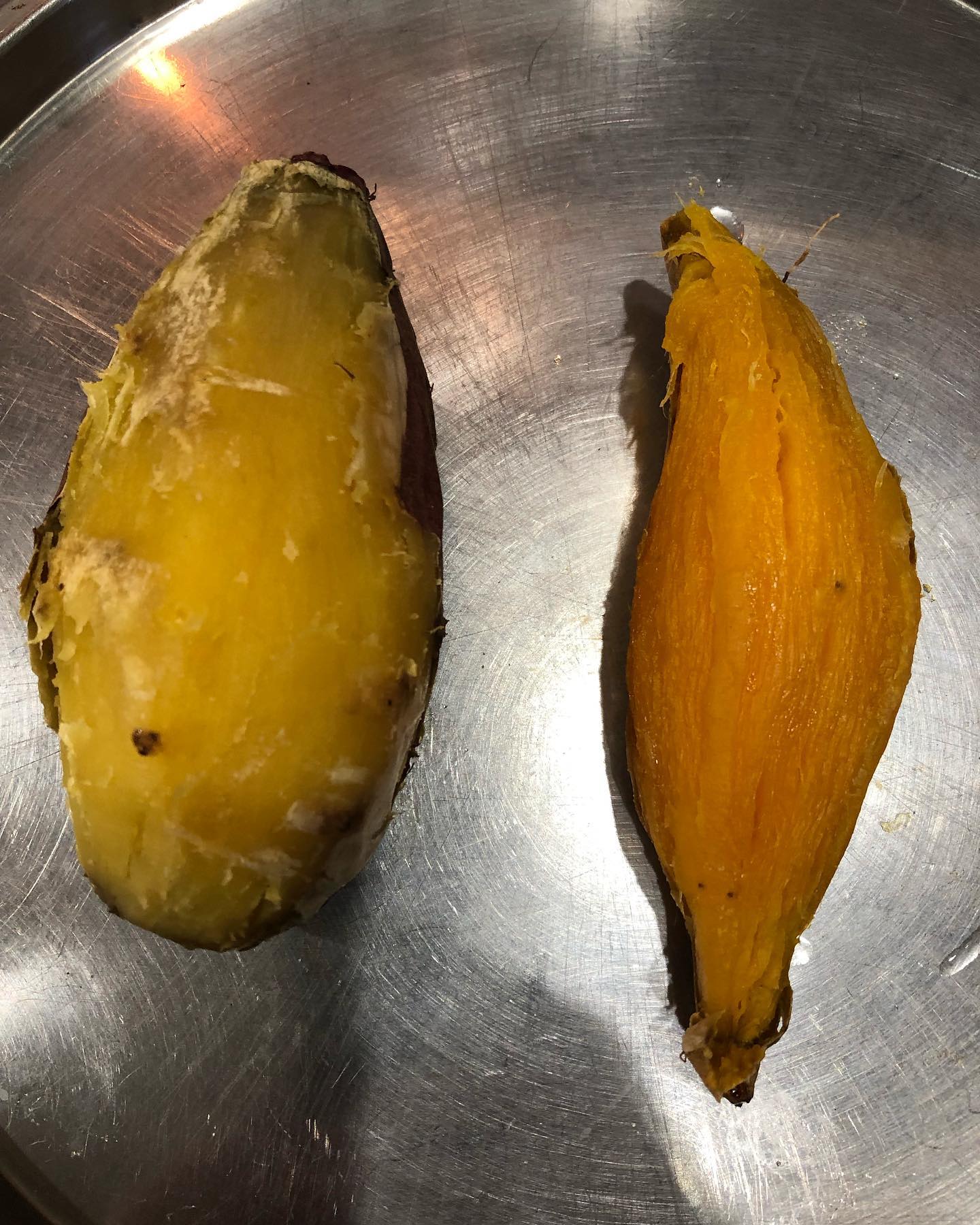 高田農園さんのべにはるかと
クリ芋をオーブンで焼いて見ました。どちらも甘いがクリ芋の甘さがすごいです。何を作ろうか